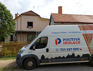 Zateplení stropu rodinného domu pomocí foukané izolace